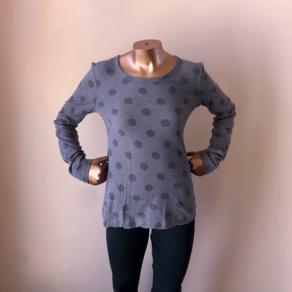 Marc by Marc Jacob’s polka dot gray long sleeve tee size small. Great condition.